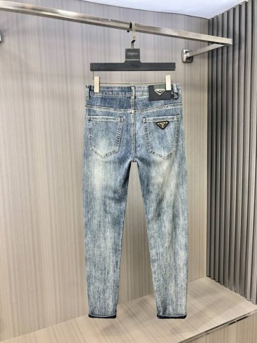 prada 普拉达 2025春夏最新推出男士牛仔裤新品！重工水洗牛仔面料，定制面料和一般牛仔布料比起来，更加柔软舒适！超重工洗水工艺 双工艺洗水 整条裤子，手感