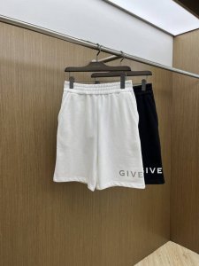 Givenchy纪梵希2025春夏新款男士字母徽标休闲短裤 本款融入街头字母点缀设计 简洁而不简单 高密度针织面料 柔软贴身 松紧腰头搭配抽绳 舒适包容各种身形