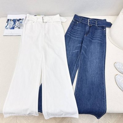 日常穿搭首选 L家 25Ss 春夏最新款宽版可拆卸腰带设计牛仔裤 0001Fa75痞飒有型 上身自带复古的时髦感 很有帅气范 裤脚卷边渔夫裤设计 随意搭配上半身
