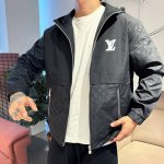 Lv 顶级版本 2025早春新款夹克外套 原版1:1订制五金配件全进口原版定制 欢迎专柜对比 超柔软 超级重工 面料做工杠杠的版型完美 注意面料超舒服 独家款