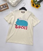 gucci 可爱小猪动物印花T恤 定制240克同缸染面料 手感非常舒服 上身亲肤舒适！！ 特别活力又阳光的风格 图案充满了童趣 可爱暴击 年度最佳单品 上身超可