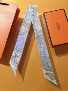 phms2239 爱马仕 从洋伞到对决 丝带 以多维元素为灵感 呈现设计出丰富多样的创作题材 细腻的植物花草 纸牌游戏 马赛克和多元几何图形交叠 形成不同的风格