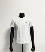 Moncler 蒙口简约刺绣短袖Tee32支260克爽滑双纱面料，质感饱满，不坍塌 全新设计Logo刺绣标，搭配同色一体贴布吊牌、洗水唛、领标皆由品牌商提供 休