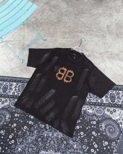 款M45 巴黎世家短袖 巴黎世家Balenciaga 23Ss双B手绘泥巴做旧印花短袖 面料采用260G巴黎专用双纱*高克重十字双纱罗纹 成衣前后幅采用手绘印花
