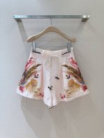 zimmerman*N 褶饰细节新品短裤 奶油色棕榈树花卉图案短裤 选用亚麻面料制成，采用高腰版型，设有腰带袢，附有一条带仿木珠装饰的系带式腰带，裤腿正面饰有深