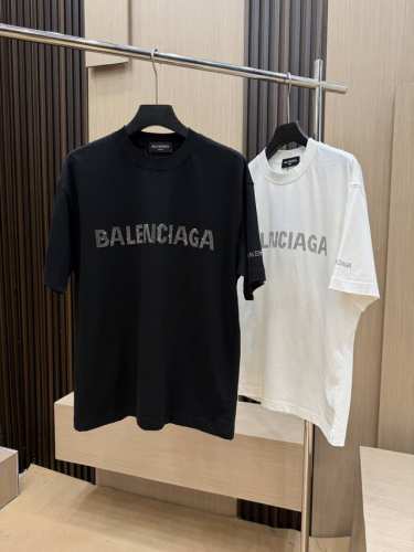 #Momo 放货价220 balenciaga 2025夏季最新品，专柜同步有售，原单狠货，时尚休闲圆领短袖T恤，采用进口原版面料，舒适透气，顶级印花工艺字母图