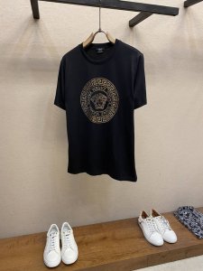 Versace 范思哲美杜莎2025年新款烫钻短袖 高版本 专柜同步 独特的美扗莎头像 很有辨识度 超级有质感 叠穿打底就很有博主范儿了 低调有品位 原版面料