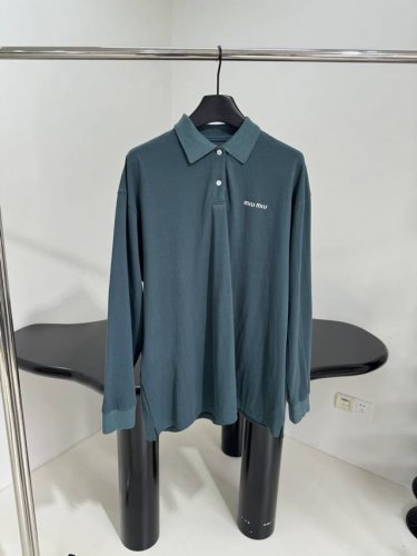新品针织珠地棉长袖polo衫 圆领珠地棉版型 胸口饰有撞色品牌标识刺绣徽标 经典polo版型 翻领设计 罗纹领口，下摆和袖口 男女同款 ：冷衫绿 ： L