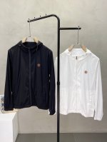 p390。Zegna杰尼亚独家专供春夏新款连帽夹克。贸易公司渠道稀出，防晒必备的单品，不论是日常还是户外运动都能穿。耐磨防刮易打理，在搭配大方格绗缝工艺，打造蓬