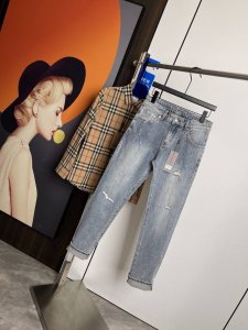 Dior2025夏季新款 薄款原单狠货牛仔裤 原版五金皮牌 版型超正.修身不紧身 超级有范 原版定制水洗牛仔面料 原版五金辅料开模 上身帅气十足 码数 29-3