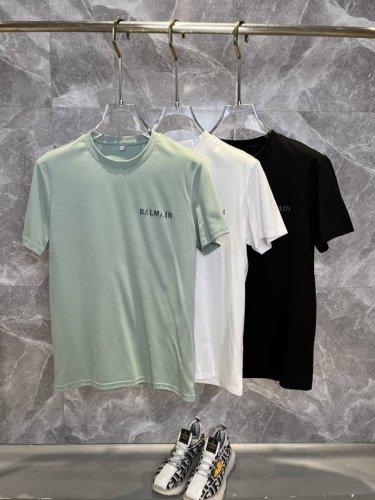 balmain巴尔曼 2025春夏最新款时尚圆领短袖T恤，丝光棉面料，上身凉爽，贴肤舒适，吸汗透气，耐看又好穿，Logo徽章定位印花，原厂工艺一丝不苟，型男必备