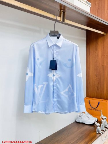 k816 Lvlouis Vuitton 渐变印花翻领衬衫 工艺说明：采用定制棉质面料，全幅Monogram Macro 渐变印花，色调从衣领至下摆由浅转浓，珠