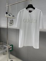 Gucc 25春夏简约字母短T 常规版型，260克纯棉36支双纱平稳，紧密挺厚手感。四线密边，双线领冚边，双针锁链底包边包线，前后幅双G刺绣，做工精细，三标齐全