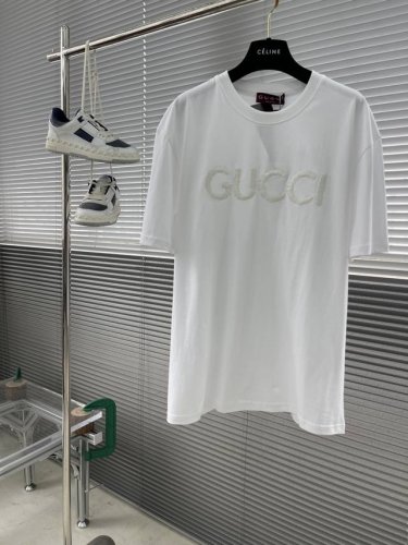 Gucc 25春夏简约字母短T 常规版型，260克纯棉36支双纱平稳，紧密挺厚手感。四线密边，双线领冚边，双针锁链底包边包线，前后幅双G刺绣，做工精细，三标齐全