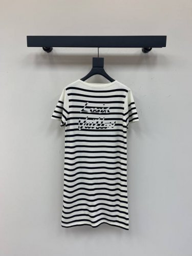Louis Vuitto*25新品一字领短袖针织裙连衣裙 精致常规版型上身巨显瘦 定制提花工艺 低调奢华 时髦精必备单品解锁所有穿搭 认准我家品质 经典单品时髦