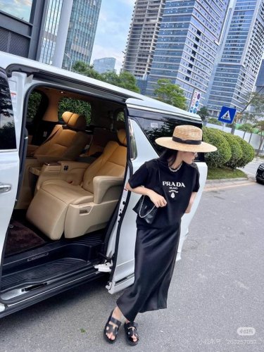 高品质，雪梨纸精包装 prada 普拉达男士夏季新款时尚休闲百搭圆领短袖T恤男女同款 纯棉面料，舒适又透气 版型宽松非常百搭，高级经典大Logo。显得高级时尚，