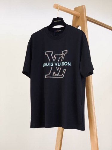 Louisvuitton 路易威登 2025Ss春夏新品 奢华与潮流的完美融合，简约中蕴含着无尽的时尚能量。精选优质高支纯棉面料，触感柔软亲肤，透气性极佳，穿着