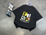 潮牌Fila斐乐胸前官网同款同步短袖！胸前Logo点缀胸前，简约又不失时尚感，一眼就狠狠拿捏住了！正肩版型对各种身材都很友好，穿起来整个人显得挺拔又精神，瞬间男