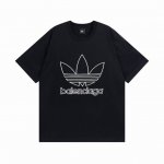 Balenciaga X Adidas 巴黎世家联名三叶草墨绿刺绣短袖T恤 采用280G平纹精梳棉双纱 无尘蚀毛工艺处理布面 26支双股圆筒织机螺纹 水洗面料进
