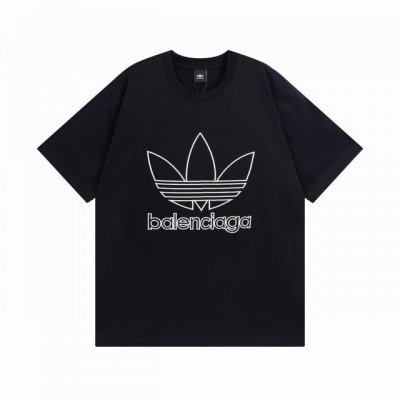 Balenciaga X Adidas 巴黎世家联名三叶草墨绿刺绣短袖T恤 采用280G平纹精梳棉双纱 无尘蚀毛工艺处理布面 26支双股圆筒织机螺纹 水洗面料进