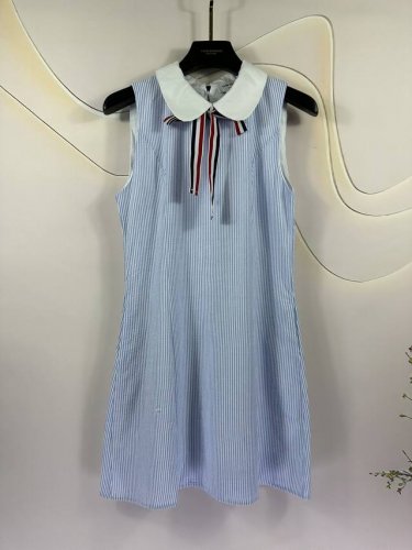 Thom Browne Tb新款泡泡纱蓝白条纹无袖连衣裙娃娃领撞色织带元素拼接A字裙 聚酯纤维面料 减龄时尚单品 女士必备 颜色：蓝条纹 码数：0 1 2