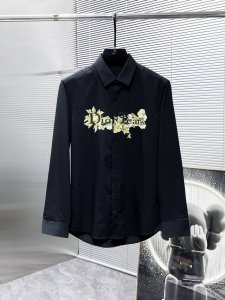迪奥 Dior 2025Ss新款长袖 衬衫 衬衣，高端版本！专柜定制面料 透气舒适度高，细节无可挑剔，品牌元素设计理念，体现高品质。手感细腻柔软！呈现休闲裁剪，