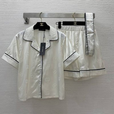 款号D24090328 杜嘉班纳Dg*新款 植绒字母Logo睡衣风家居服套装！系带束腰翻领P衬衫松紧腰阔腿短裤！米白色、黑色、蓝色、 M码：肩宽42，胸围106