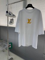 驴牌 25春夏新品宽松版型短袖T恤，采用定制260G高克重棉面料，非常有质感，胸口重工立体胶印印花。袖口下摆均做旧磨破，紧跟时尚潮流。 Oversize 版本