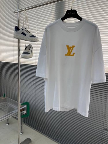 驴牌 25春夏新品宽松版型短袖T恤，采用定制260G高克重棉面料，非常有质感，胸口重工立体胶印印花。袖口下摆均做旧磨破，紧跟时尚潮流。 Oversize 版本