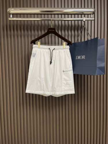 Moncler 尼龙休闲短裤，又一款值得闭眼收的单品，春夏秋三季适用的男装五分休闲短裤！舒适透气不塌不闷热，符合夏季潮流风的潮流风向，走线均匀紧密！纯原辅料，做