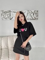 上新！Balenciaga巴黎世家新款情人节爱心字母短袖T恤，把经典玩出不同，打破单一设计再创造，增多点趣味性！男女同款入，厚实有质感，透气且吸汗，喜欢就盘她！