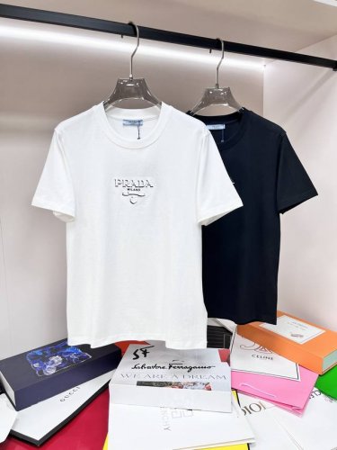 主推 prada 独家专供春季新款 普拉达时尚休闲圆领短袖，纯棉面料原单工艺高端欧版原单T恤，潮流时尚休闲半袖 透气舒适度高，细节无可挑剔，品牌元素设计理念，体