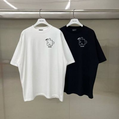 款号: W113# We11Done 拼图印花 宽松圆领短袖T恤男女情侣款 面料：2 G双纱精梳紧密赛络纺重磅纯棉 工艺：走线均是全身三线缝制，后领织带包边延伸