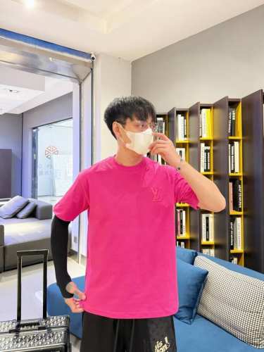 三标齐全。 2025夏季新款最新品短袖T恤，专柜同步有售，原单狠货，时尚进口原版科技面料，上身舒适透气，原版定制五金辅料，上身帅气有型，三标齐全，推荐款，档次极
