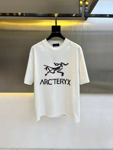 Arcteryx 始祖鸟、25S新品运动时尚潮流休闲短袖T恤，采用进口丝光欧棉面料，温儒柔软 细腻柔软 上身自然是舒适 凉爽，胸前印花图案时尚立体。颜色十分清晰
