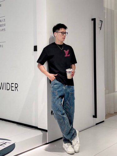 lv 25春夏新款 刺绣立体硅胶个性款圆领短袖Tee 实物很棒男女同款宽松版 尺码 S M L Xl Xxl 五个码 黑色 白色