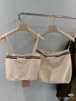 一套 Miumi* 25Ss春夏新款 微标针织吊带半裙套装 高版出品 定制纱线复刻1:1 经典的撞色条纹与品牌Logo刺绣图案点缀 彰显大牌的时尚感 弹力针织短