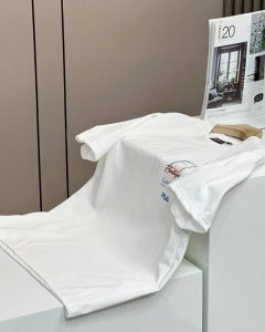 90 【Fila斐乐凡尔赛宫限定款印花休闲宽松情侣款 短袖T恤】 款号：C113 颜色: 黑色 白色 细节版本一比一复刻 重磅专柜最新款！走一波！绝对私房牛货！