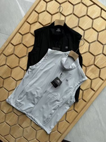 kolon Sport可隆情侣款户外运动休闲速干马甲，款式经典、简洁、百搭，是春秋夏秋三季叠穿搭配的利器 当下出门，T恤外面套上它，让你的造型更加突出显潮流，强