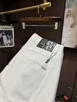Cd25S春夏男士直筒牛仔裤.......棉质牛仔面料打造 质地柔软又不失筋骨，手感干爽有韧性 经典的标志性浮雕徽标，灵魂般的点缀 各项指标皆为上品，自然带来极