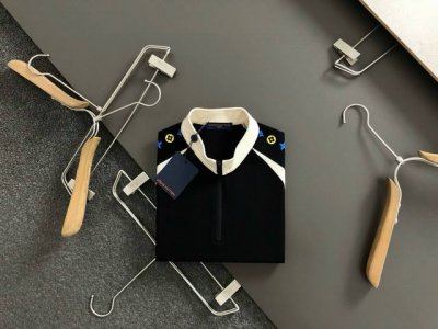 l牌*合身版型M-Xxxl 2025春夏拼接款重工贴标拉链领口翻领针织Polo.精致工艺专柜面料，顶级元素融合打造，经典短袖3标齐全，潮男时尚，无论是上身舒适度