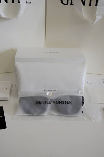 板材Gentle Monster 新款Nabi-01 Gm板材偏光墨镜 配置24年新款包装 棱角分明的前框设计，结合简洁明快的线条走势，巧妙营造精致氛感经典小框