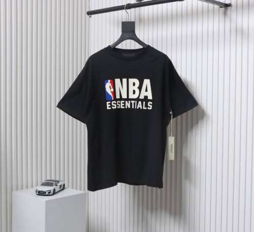 Fear Of God Essentials X Nba 联名款 Fw24 Essentials Nba Tee 橡胶硅胶图案落肩宽松短袖T恤 高品面料采用高端