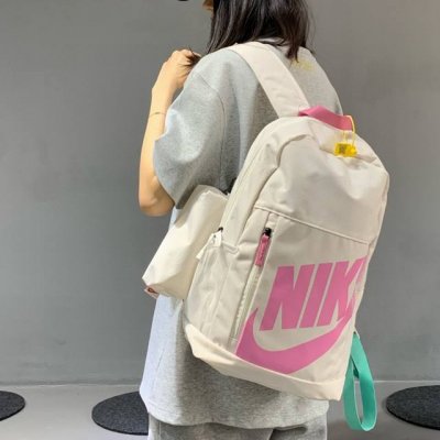Nike耐克笔袋挂饰款双肩包单肩包男女情侣款。 最高版本，直供某猫货源认准细节图。 特别好看的配色。 由于做工严格出货非常少 心动就赶紧入手一个吧。 包包多个收