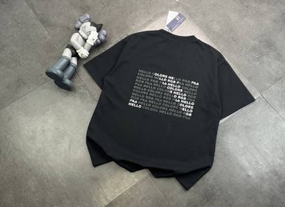 潮牌Fila斐乐官网同款同步短袖！胸口Logo点缀胸前，简约又不失时尚感，一眼就狠狠拿捏住了！正肩版型对各种身材都很友好，穿起来整个人显得挺拔又精神，瞬间男友力