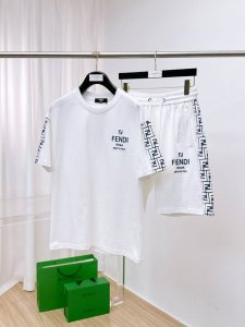 Fendi芬迪 2025新款套装采用客供独家进口定制面料 面料表面非常有质感显而易见 上身透气轻薄十分舒适 细节处彰显设计特色与精湛工艺 整体细节美妙绝伦 整体