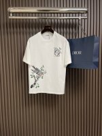 loewe 罗意威 2025Ss手绘涂鸦刺绣Logo短袖T恤，采用180克迈巴赫爽棉面料，前幅采用进口机数码直喷，经5次打版调色，由深至浅，渐进过程自然而又丰富