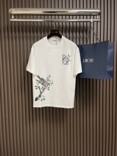 loewe 罗意威 2025Ss手绘涂鸦刺绣Logo短袖T恤，采用180克迈巴赫爽棉面料，前幅采用进口机数码直喷，经5次打版调色，由深至浅，渐进过程自然而又丰富