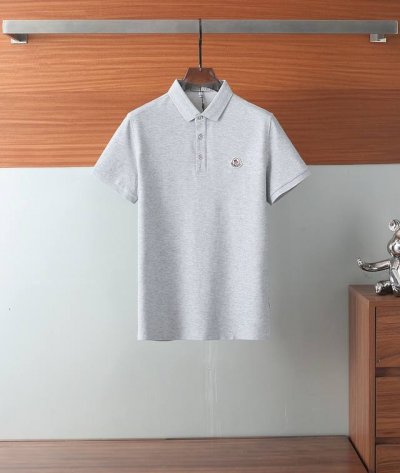 蒙口翻领短袖T恤春夏新款延续经典 商务休闲翻领polo恤.经典合体的版型，面料舒适，亲肤肤，透气好，平时通勤休闲都很实穿的一款 全品相订单 喜欢他家的设计，强烈