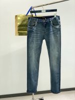 P270，Kiton，2025春季最新品，专柜同步有售，时尚休闲牛仔裤，进口原版水洗面料，做工极为复杂，唯一可以做代购级别的渠道狠货，顶级刺绣工艺字母图案Log